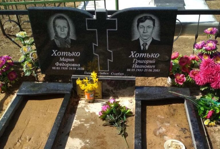 Гранитный двойной памятник с крестом